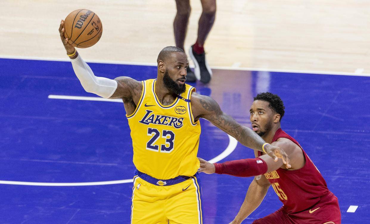 詹皇缺阵湖人不敌勇士，三连败状态堪忧的简单介绍