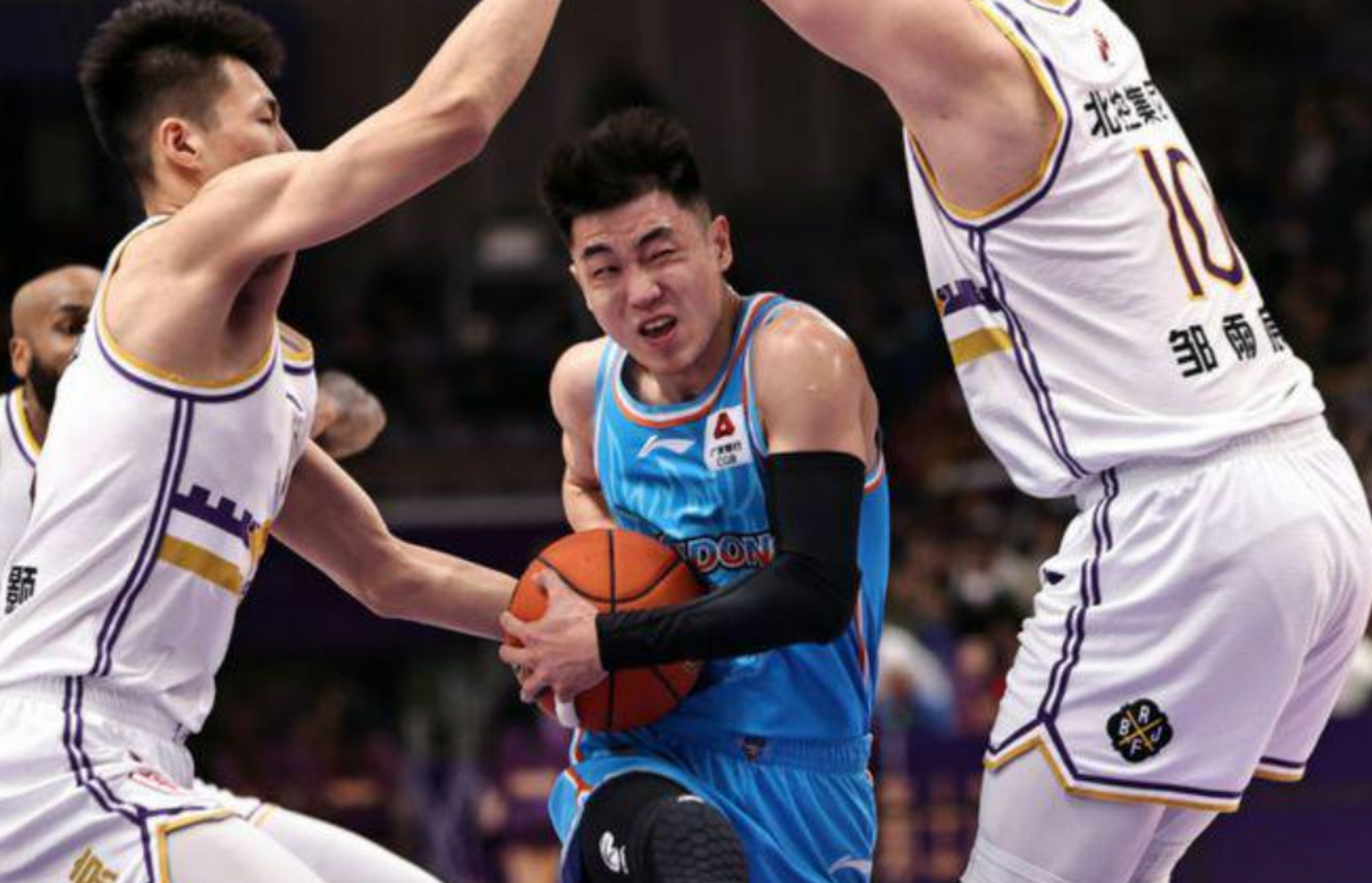 开云体育官网-猛龙碾压上海队，高诗岩惊艳四座