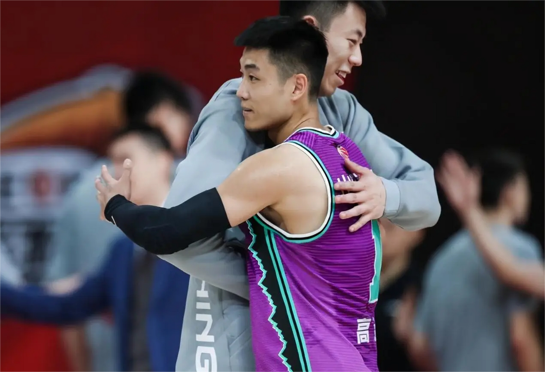 猛龙碾压上海队，高诗岩惊艳四座