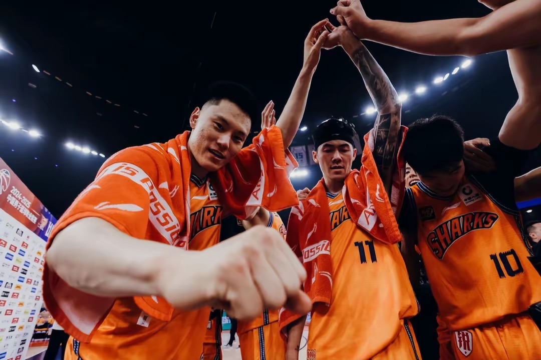 开云体育下载-上海队力克北京队，乔治统治全场