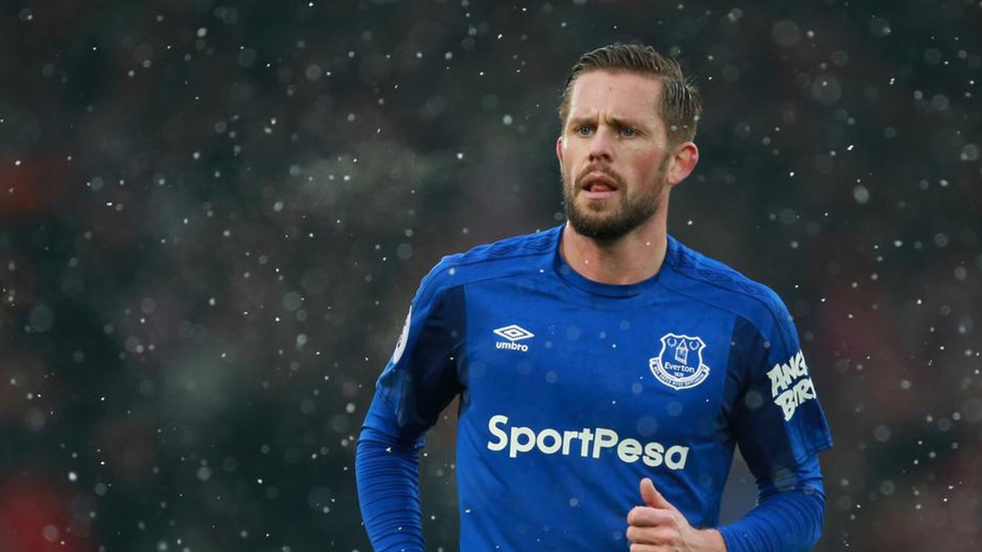 基耶萨的孤勇，蓝军的铁流，当个体英雄与整体足球撞出时代的火花