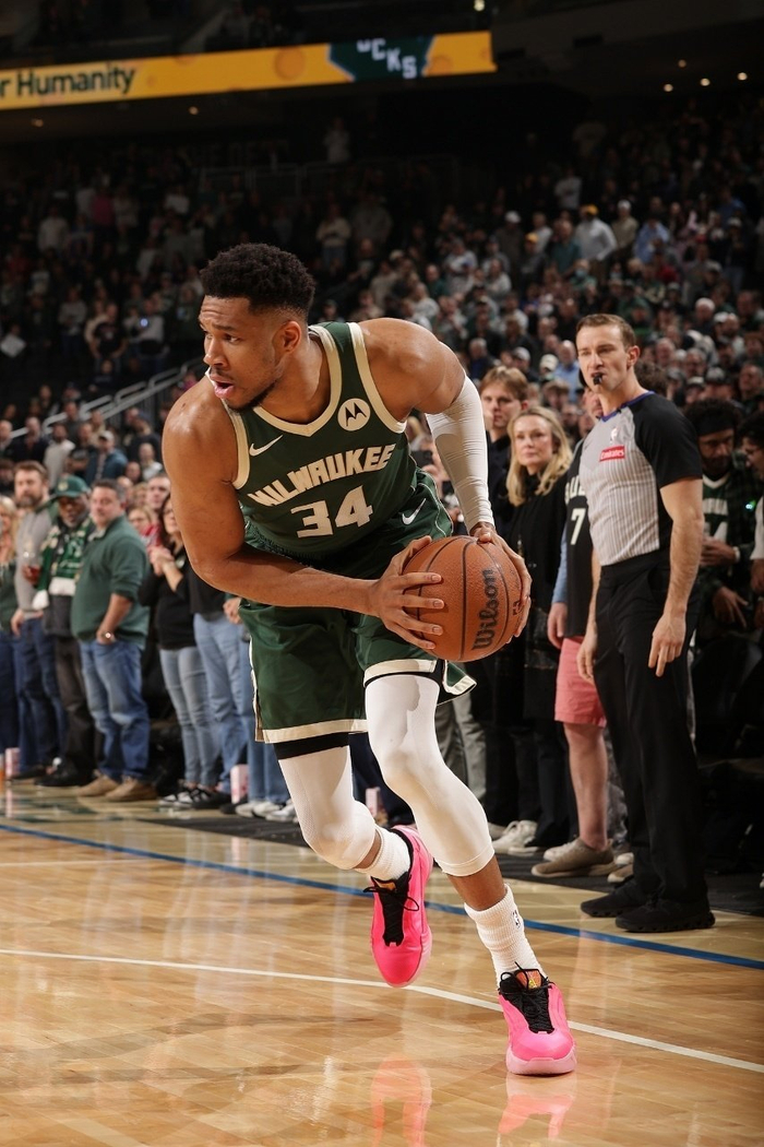 开云体育APP下载-爵士险胜活塞，字母哥成为关键先生