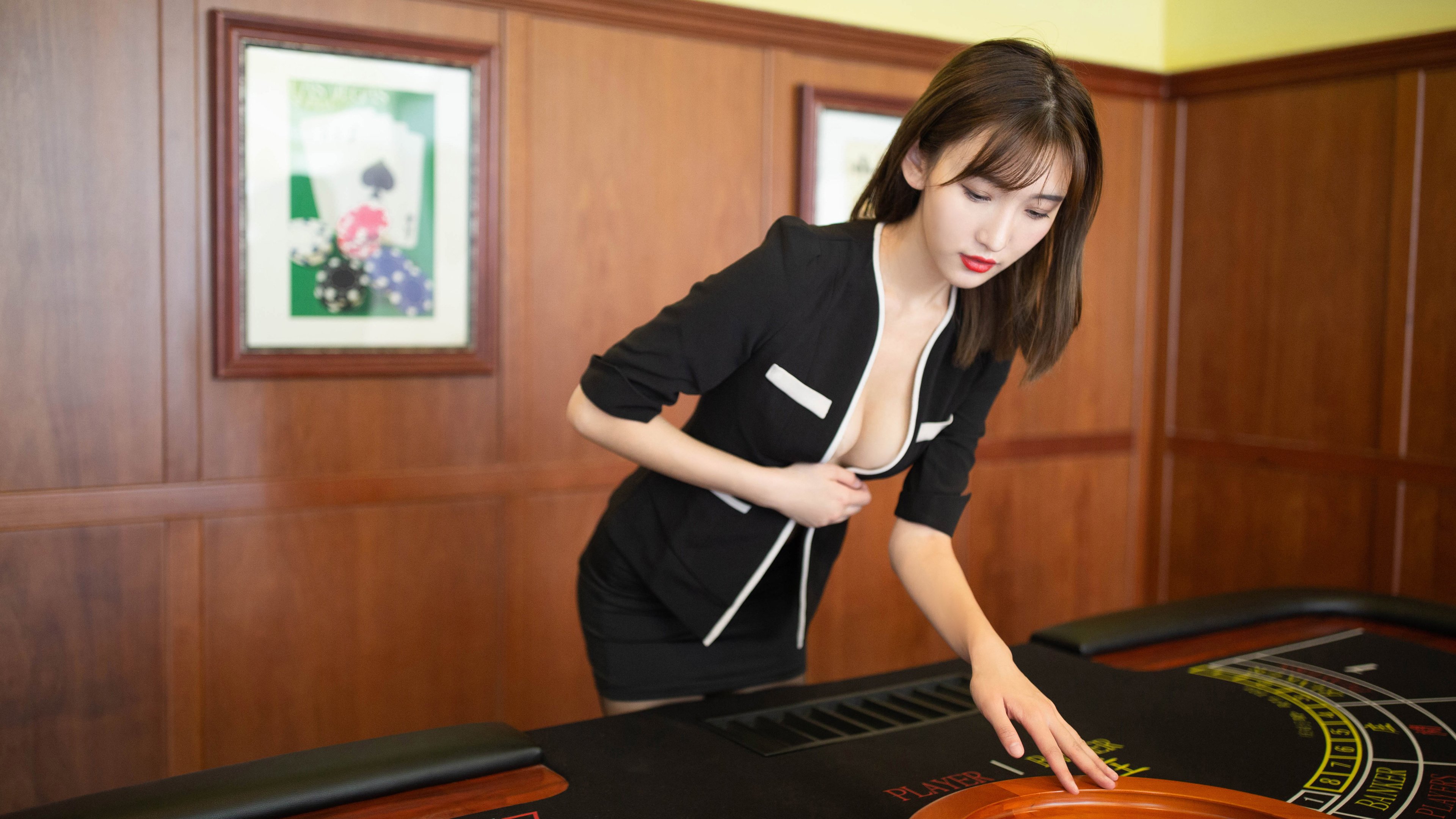 英格拉姆狂轰42分点燃球场,马刺团队篮球轻取辽宁展现实力碾压